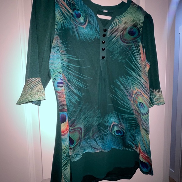 Beautiful Peacock Pattern Blouse w/Built-In Slip and Flattering Neckline - Picture 2 of 6